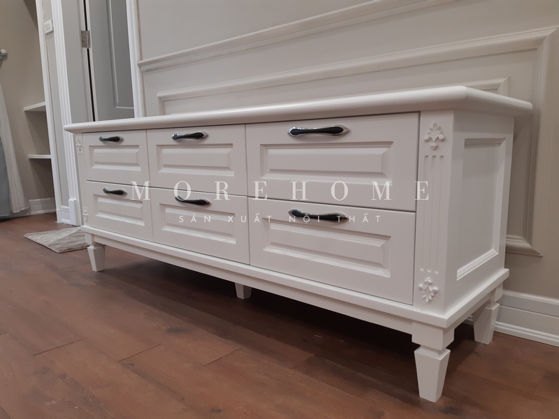 Thi công kệ tủ tivi gỗ tự nhiên sơn màu trắng tân cổ điển các chi tiết đường nét hoàn hảo, tính năng sử dụng và tính thẩm mỹ cao cho không gian nhà