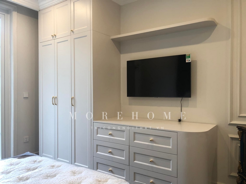 Thi công kệ tủ tivi gỗ tự nhiên sơn trắng tô điểm trang trí cho không gian, tiện nghi cho sắp xếp đồ đạc gọn gàng, khoa học